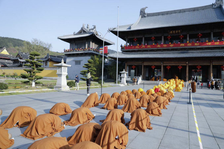 雪窦寺为纪念布袋弥勒成道殊胜日，举行朝山祈福法会