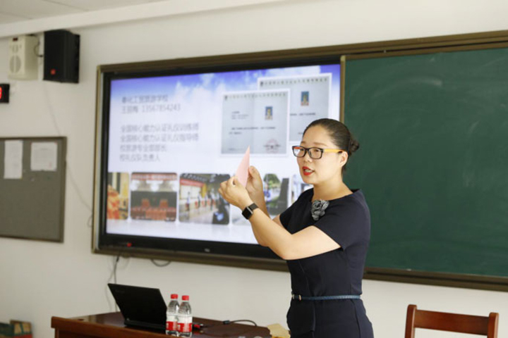 我院办公室组织全体在家员工接受礼仪培训