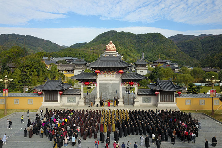 我院全体师生赴雪窦寺参加九月九 重阳高 朝弥勒 增福寿祈福法会